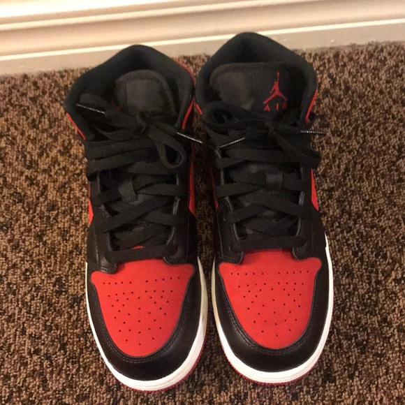 red and black air jordan 1 grade school